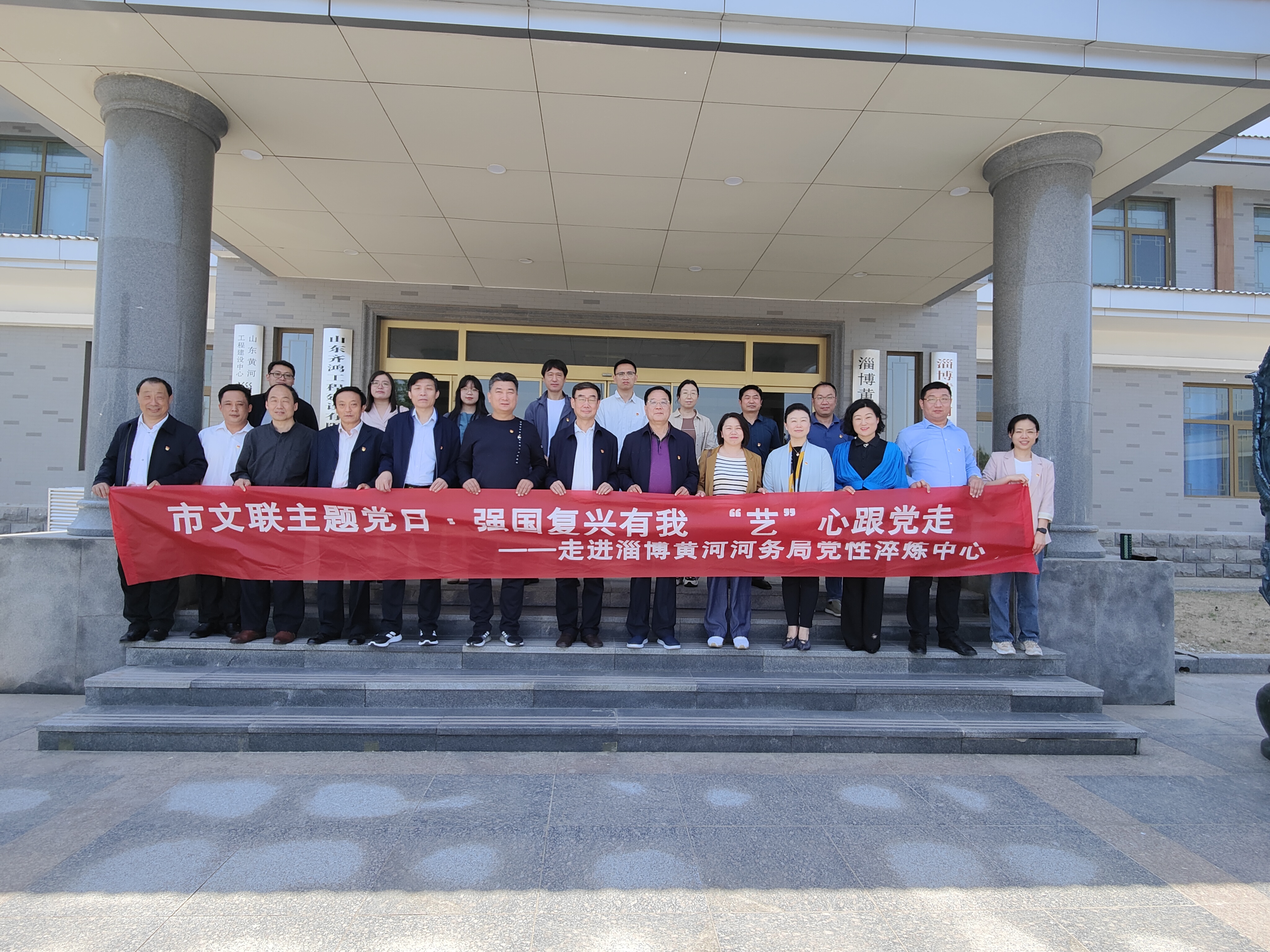 市文联党组理论学习中心组创新学习模式，组织开展现场教育